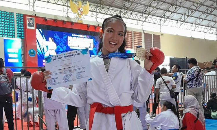 MEMBANGGAKAN: Atlet karate muda asal Kabupaten Probolinggo Shakira Beryl Javier (kiri) meraih medali emas pada ajang Polije Open Karate Championship IV Piala Direktur Politeknik Negeri Jember 2025.