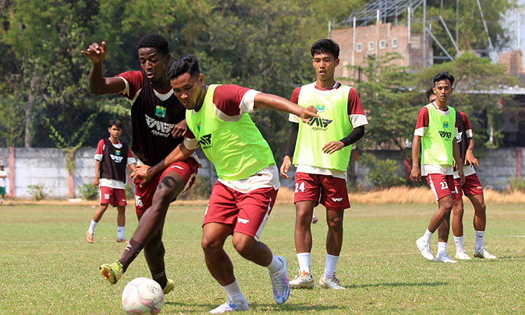 SEMANGAT: Pemain Persekabpas Pasuruan saat tengah menjalani latihan. Melawan Waanal Brothers, pasukan The Lassak-julukan tim Persekabpas Pasuruan menargetkan untuk bisa menyapu bersih kemenangan.