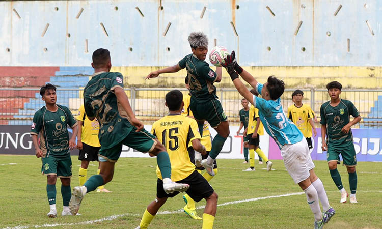 BOLA UDARA: Pemain Persekap saat berusaha menanduk bola untuk mencetak gol ke gawang lawan.