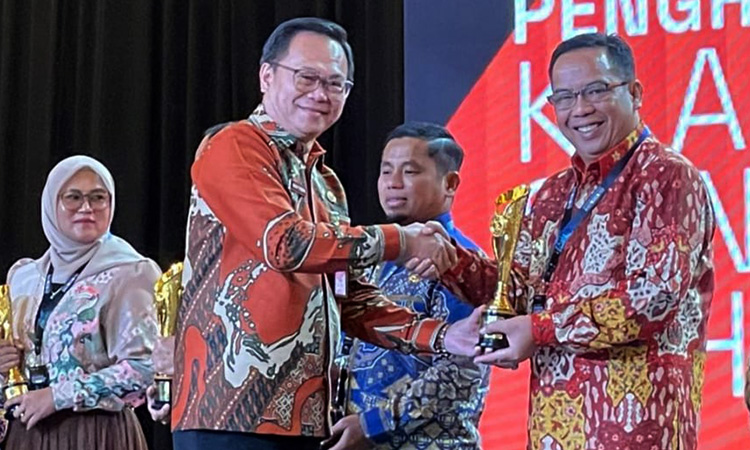 Piala dan piagam IGA 2025 diterima langsung Wali Kota Probolinggo dr. Aminuddin, Selasa (10/12) dari Sekretaris BSKDN Kemendagri Noudy R.P. Tendean.