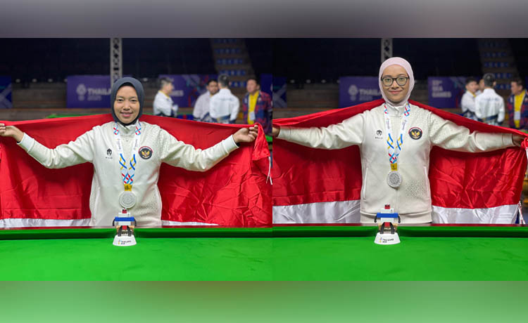 MEDALI PERDANA: Annabella dan Emilia memamerkan medali perak yang diraihnya di nomor women snooker di Sea Games Thailand 2025.