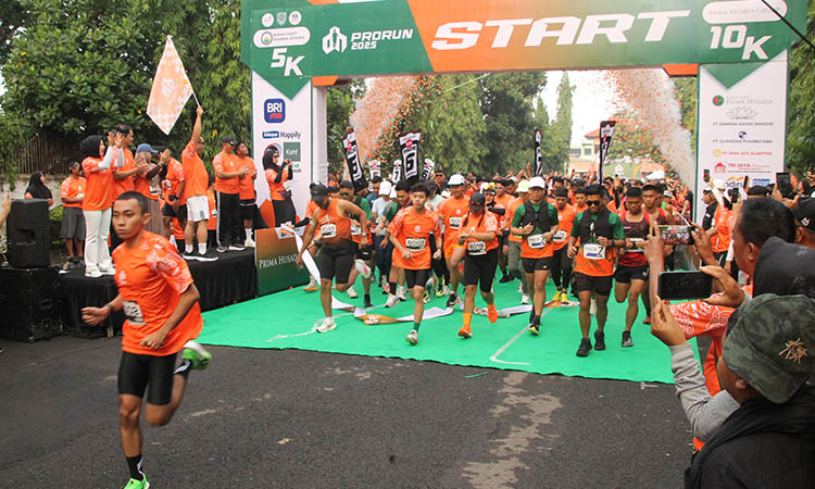 RUNNING: Peserta setelah dilepas dari grais start.