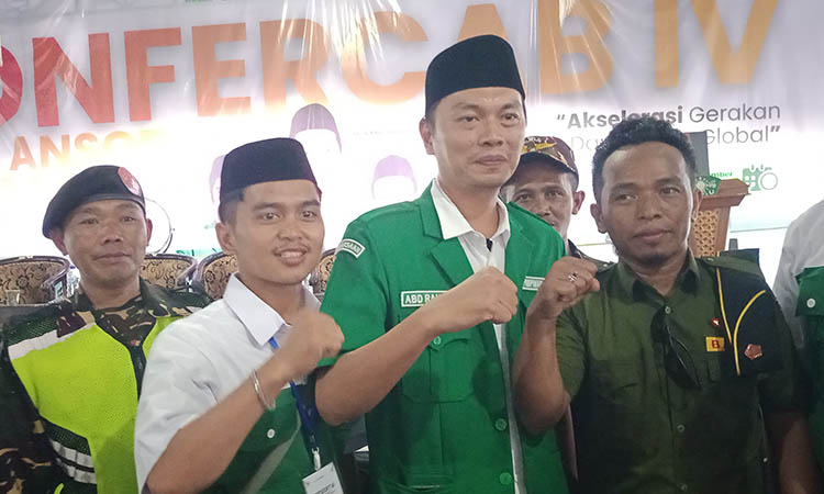 DAPAT AMANAH: Abd. Rahman (dua dari kanan) yang ditetapkan sebagai Ketua PC GP Ansor Kota Kraksaan untuk masa khidmat 2026-2030.