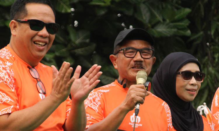 SAMBUTAN: Komisari RS Dharma Husada Kota Probolinggo, dr. H. Sadi Hariono saat menyampikan kata pembuka sebelum melepas DH Pro Run Tahun 2025.