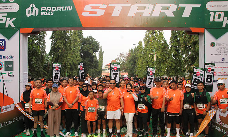 GARIS START: Wali Kota dr. Aminuddin, Komisaris beserta Direktur Utama RS Dharma Husada menyempatkan foto bersama seluruh peserta DH Pro Run 5 K, Minggu (14/12).