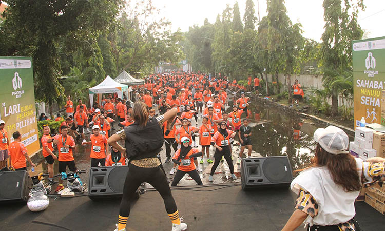 (3)	SENAM: Begitu sampai digarish finish, peserta diajak senam bersama, sebagai pendinginan usai running.