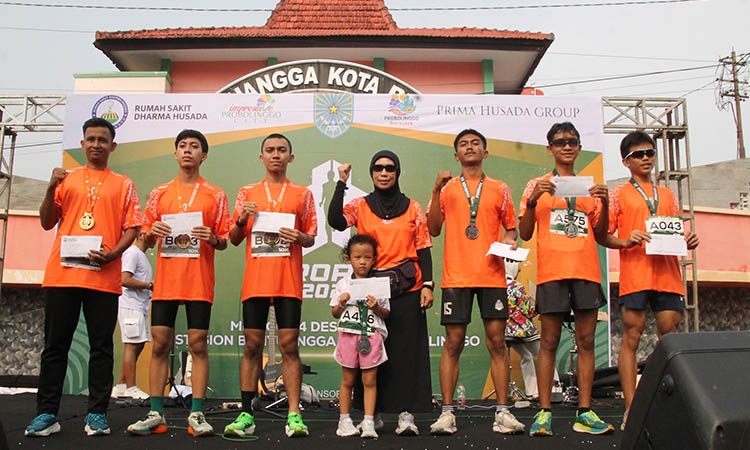 (5)	TERCEPAT: Direktur Utama RS Dharma Husada Probolinggo Endang Sadi, secara spontan memberikan surprisse untuk 5 pelari tercepat 5 K maupun 10 K.