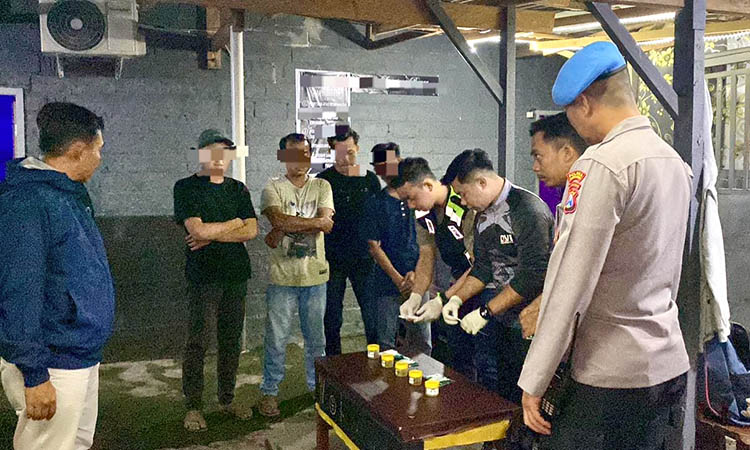 PATROLI: Polres Probolinggo melaksanakan patroli di tempat hiburan malam untuk menjaga Kamtibmas.