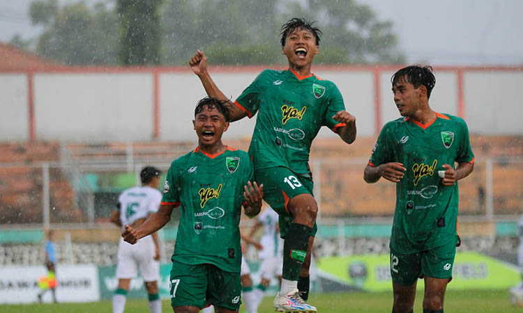 LINI TENGAH: Dari kiri kanan Rozak, Jiddan, Rosihan yang menjadi nyawa permainan Pasuruan United.
