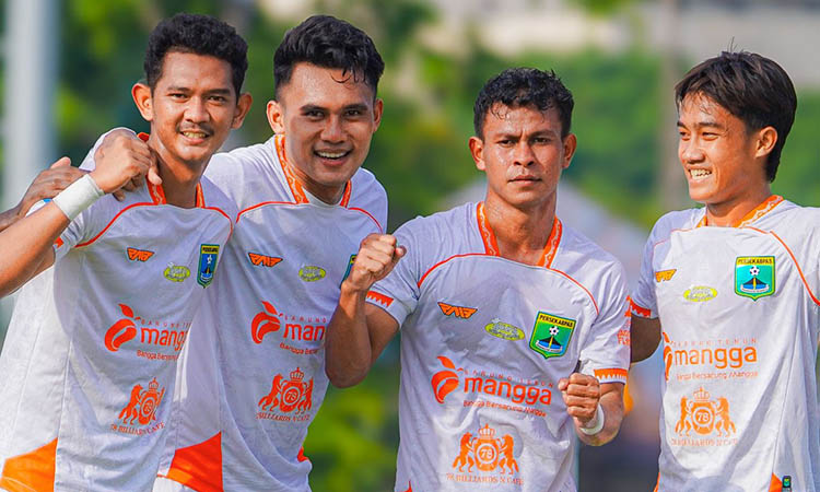 KONSISTEN: Penggawa Persekabpas yang sampai kini masih kompak dan membawa timnya di puncak klasemen Grup D.