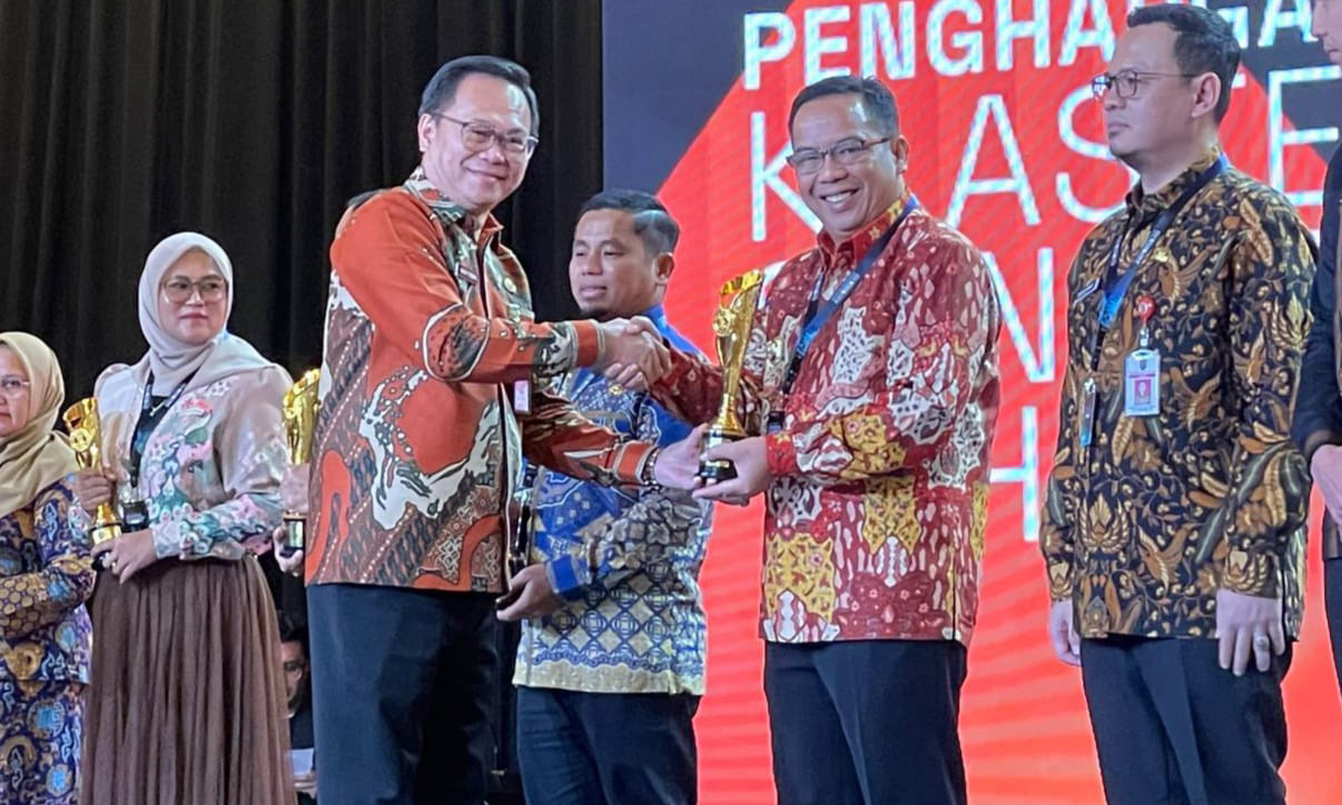 APRESIASI: Sekretaris BSKDN Kemendagri Noudy R.P. Tendean menyerahkan piala dan piagam IGA 2025 kepada Wali Kota Probolinggo dr. H. Aminuddin, Sp.OG., Subsp.K.Obginsos., M.Kes., di Jakarta