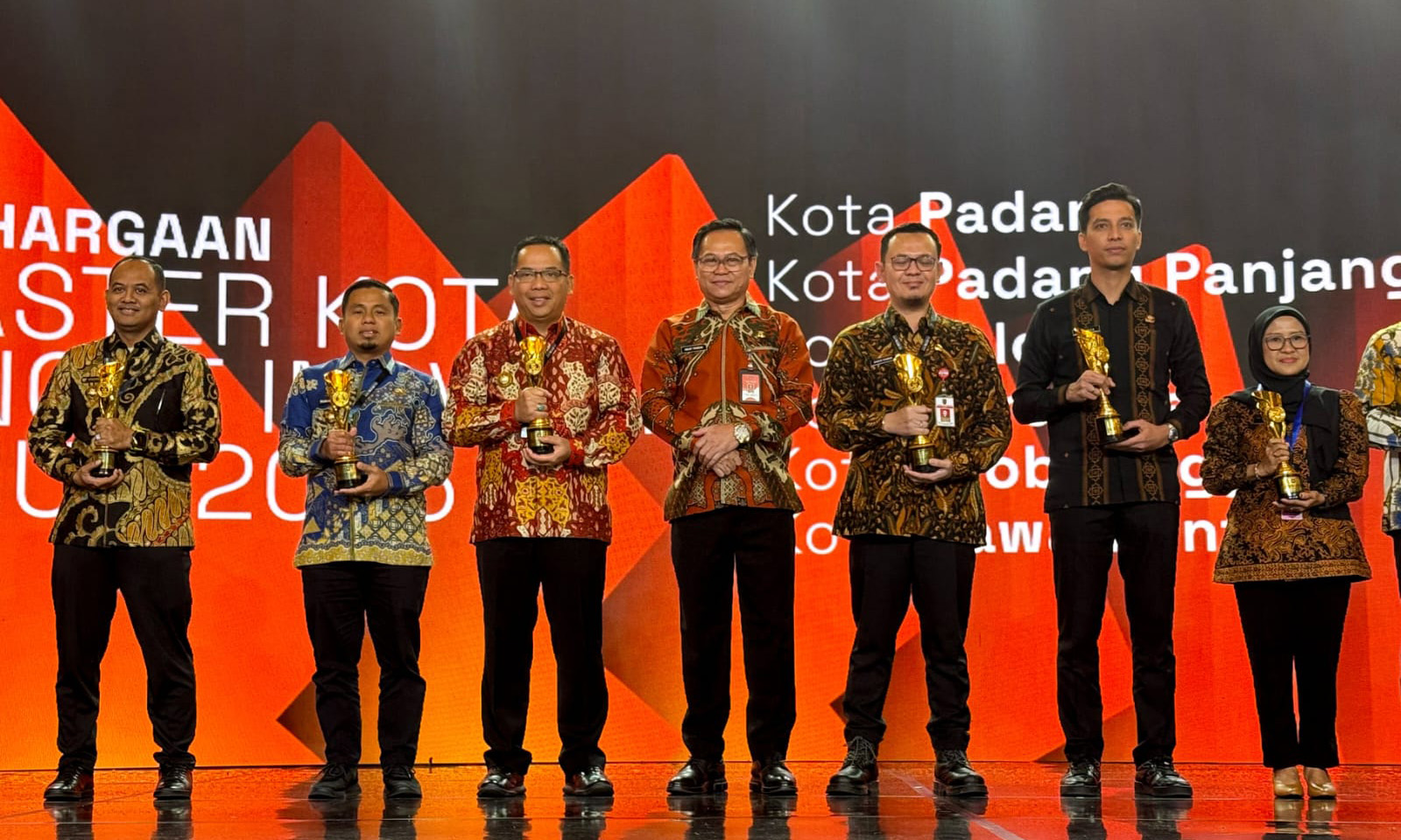 KEPALA DAERAH: Wali Kota Probolinggo, dr. H. Aminuddin, Sp.OG., Subsp.K.Obginsos., M.Kes. bersama wali Kota Padang, Padang Panjang, dan Wali Kota Semarang berfoto bersama setelah menerima piala