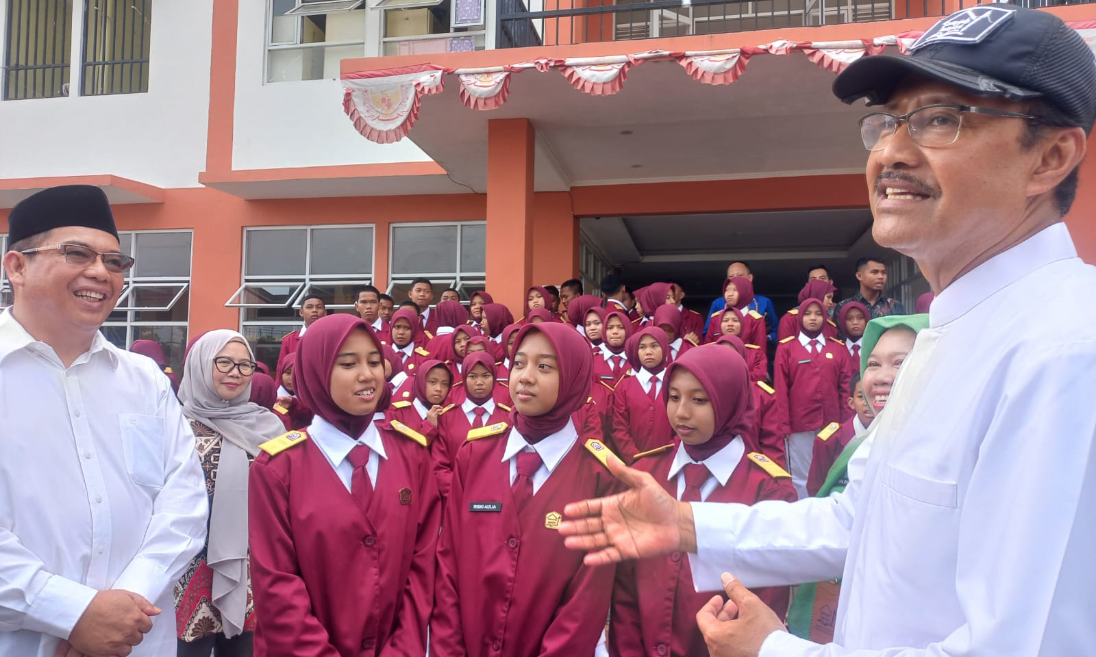 SENANG: Menteri Sosial RI Saifullah Yusuf (kanan) berkunjung ke Sekolah Rakyat Kota Probolinggo, Minggu (14/12).
