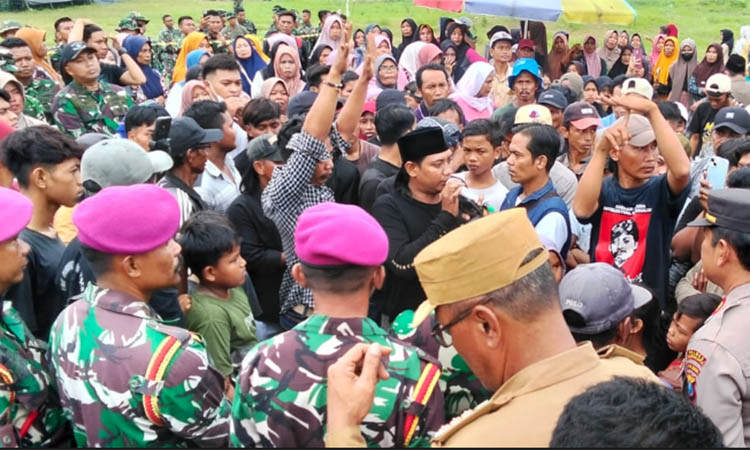 PROTES KERAS: Ratusan warga berkumpul di Dusun Gunung Bukor, Desa Sumberanyar, Nguling, Senin (15/12) sore.