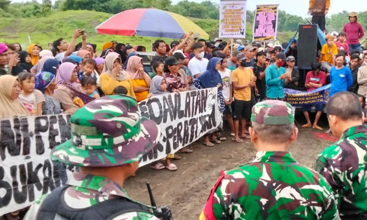 AKSI KEMBALI: Ratusan warga berkumpul di Dusun Gunung Bukor, Desa Sumberanyar, Nguling, Senin (15/12) sore.