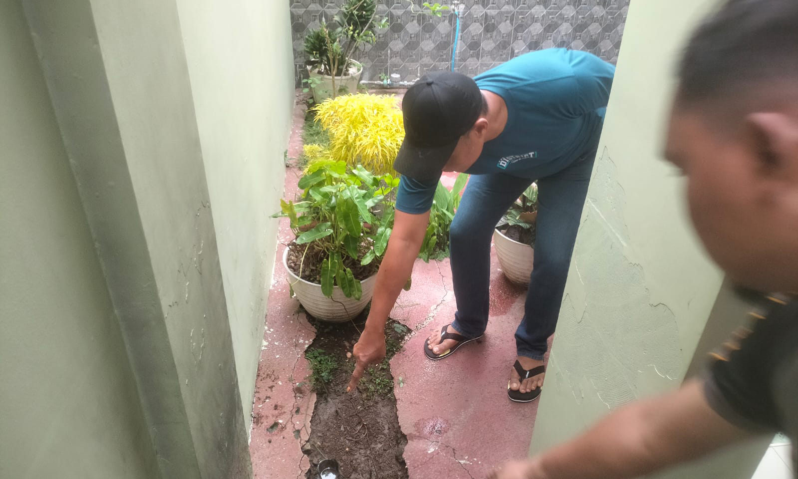 LOKASI KEJADIAN: Pecahan botol dari bom molotov yang dilempar pelaku ke rumah Nabila di Kelurahan Petamanan.
