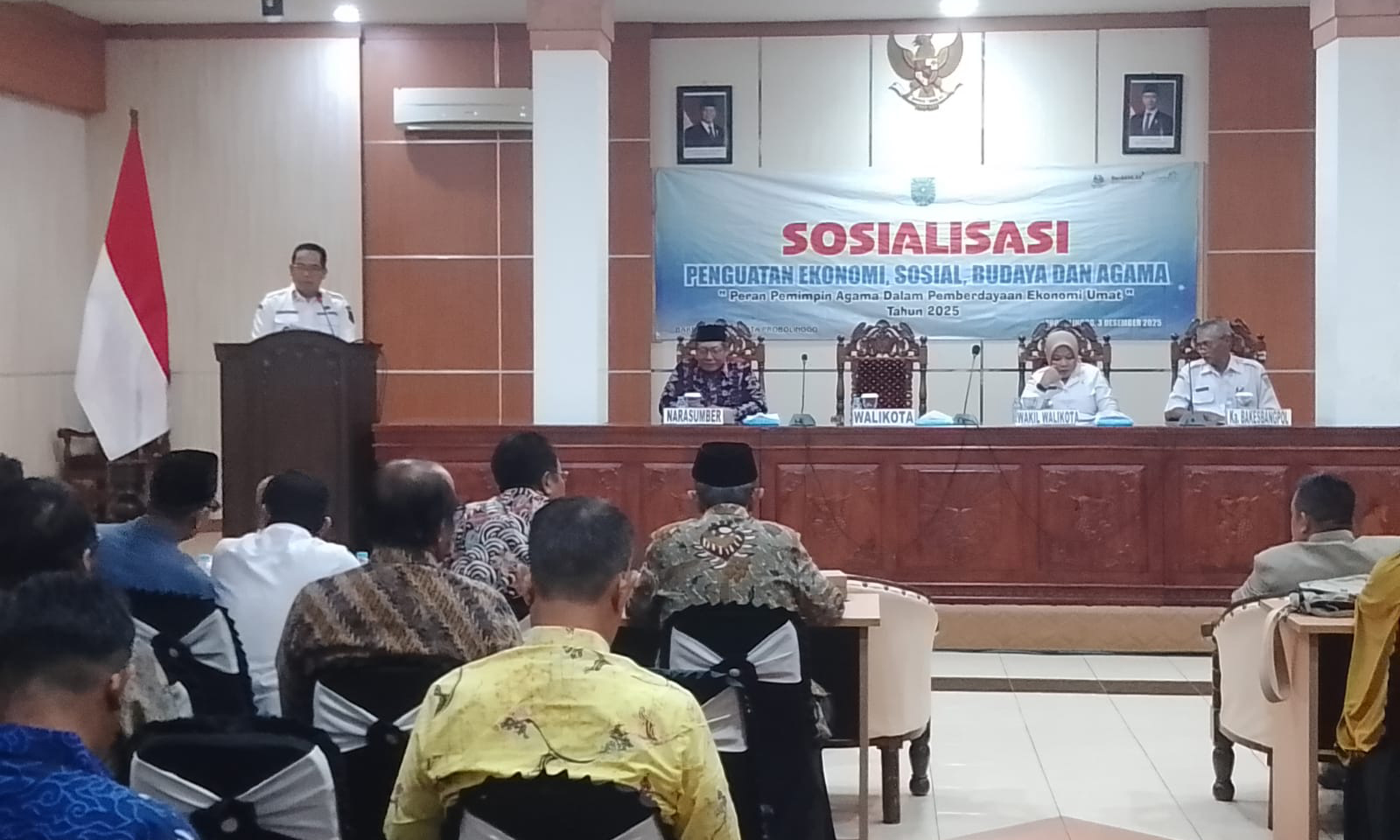 UMAT: Bakesbangpol menggelar kegiatan Peran Pemimpin Agama dalam Pemberdayaan Ekonomi Umat di Gedung Puri Manggala Bhakti, Kantor Wali Kota Probolinggo pada 3 Desember 2025.