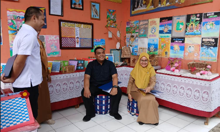 TINJAU LANGSUNG: Dewan juri Reka Karsa Cipta melihat Pentas Gemilang: Penganyam Tas Limbah Generasi Cemerlang, karya dari siswa SDN Purutrejo 2.