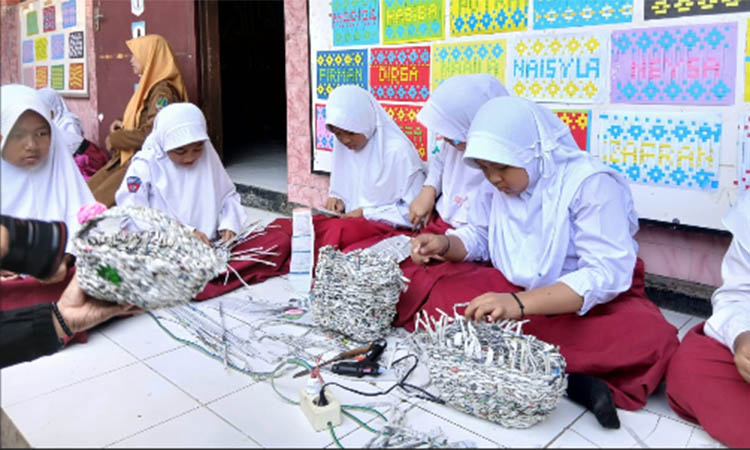 MANFAATKAN LIMBAH: Siswa SDN Purutrejo 2 saat membuat kerajinan dari limbah.