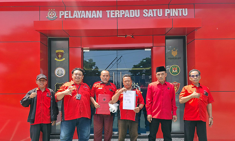 LAPOR KEJARI: Sejumlah pengurus PAC PDIP Kabupaten Pasuruan oknum DPC ke Kejari, (15/12). (M Busthomi/ Radar Bromo)