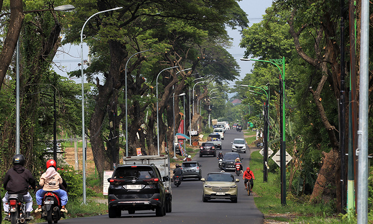 BAKAL LEBIH TERANG: Salah satu titik ruas jalan Bangil-Pandaan yang jadi proyek pemasangan 304 PJU oleh Dishub Kabupaten Pasuruan.