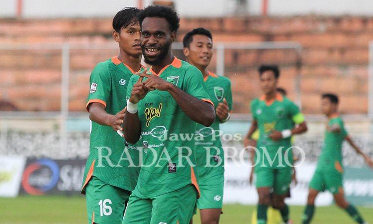 KEMBALI PESTA GOL: Para penggawa Pasuruan United saat merayakan gol melawan PSPK, (15/12).