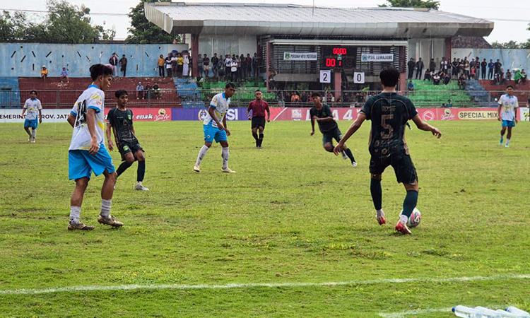 BELUM TERBENDUNG: Penggawa Persekap saat menjamu PSIL (putih-biru).