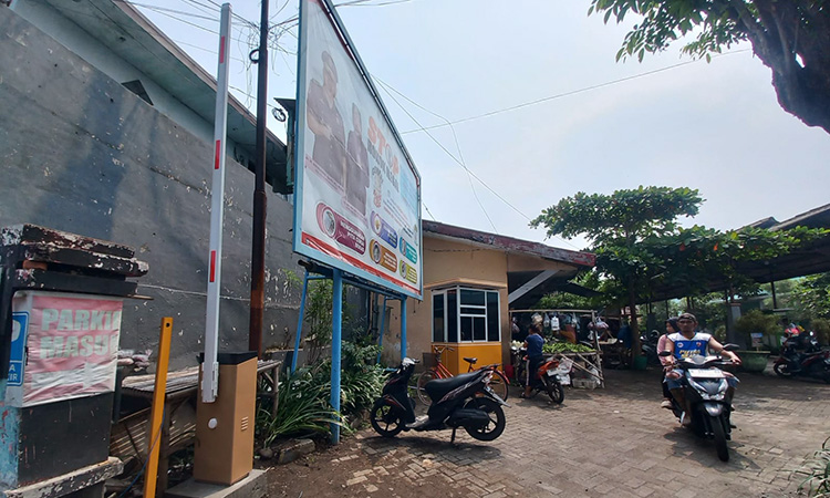 BELUM BEROPERASI: Sejumlah pengunjung Pasar Randu Pangger yang melintas di depan mesin portal baru di pintu masuk, Minggu (14/12) pagi.