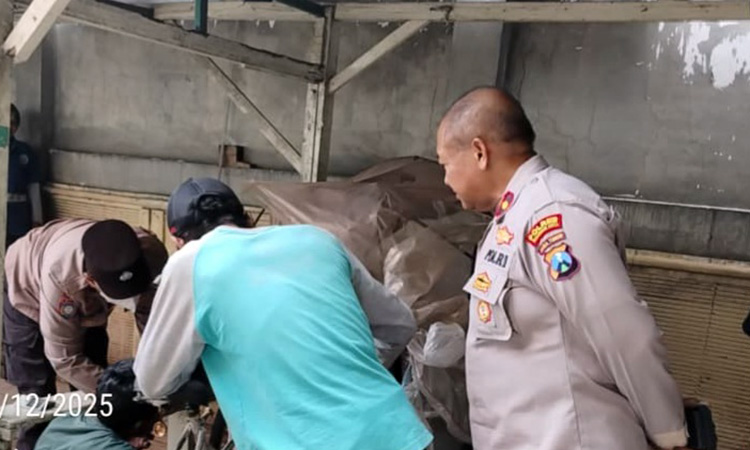 EVAKUASI: M. Chodir, ditemukan meninggal di becaknya di Jalan Sahid Alim, Kota Pasuruan.
