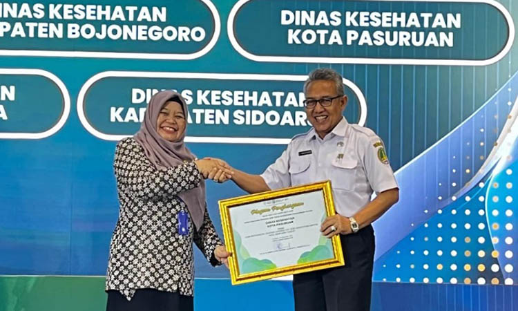 RAIH PENGHARGAAN: Dinkes Kota Pasuruan saat menerima penghargaan peringkat tiga kota/ kabupaten yang telah berhasil mencapai target Cek Kesehatan Gratis (CKG) se-Jawa Timur.