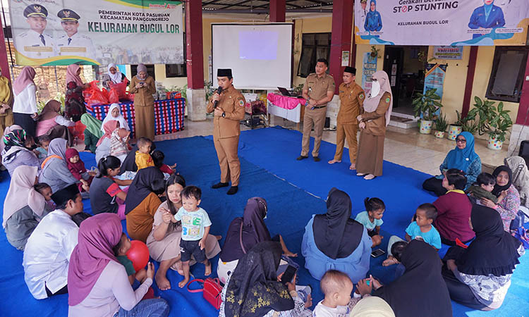TURUNKAN ANGKA STUNTING: Wali Kota Pasuruan, H. Adi Wibowo, S.Tp., M.Si secara langsung kunjungi dan sapa anak-anak di posyandu.