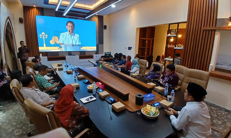 KOTA SEHAT: Wali Kota Pasuruan, Adi Wibowo saat menerima dan menghadiri secara daring acara Penganugerahan Penghargaan Kabupaten/Kota Sehat (KKS) atau Swasti Saba dan STBM Award 2025.