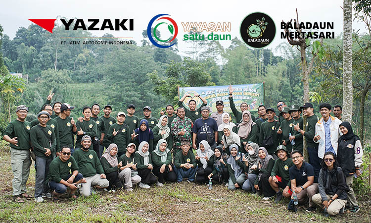 MENJAGA LINGKUNGAN: Presiden PT JAI Gempol Pasuruan, Mr. Takahiro Suzuki, Forkopimcam Prigen, Kepala Desa Jatiarjo, Ketua Yayasan Satu Daun, pegiat lingkungan Baladaun.