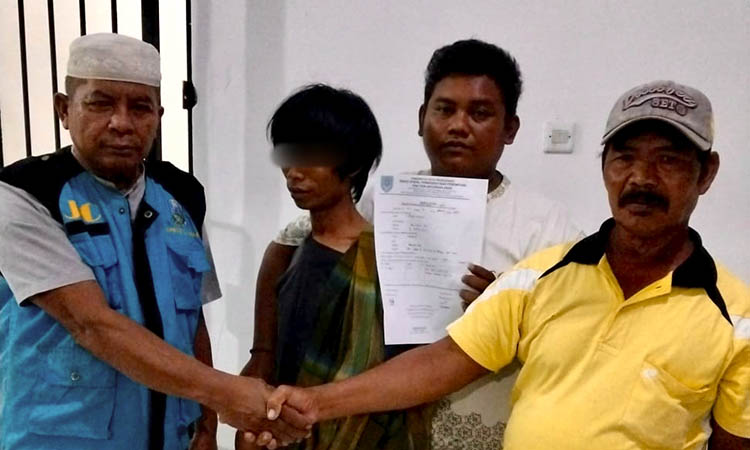 DIBERI PENDAMPINGAN: Petugas Dinas Sosial memulangkan MS ke keluarga.