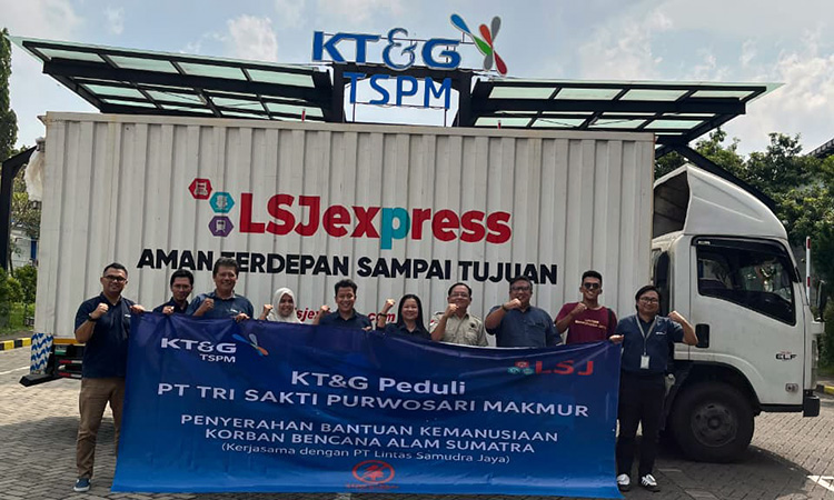 PEDULI SESAMA: Pengiriman bantuan bagi warga terdampak bencana di Sumatera dilakukan Selasa (16/12) di halaman kantor PT TSPM.