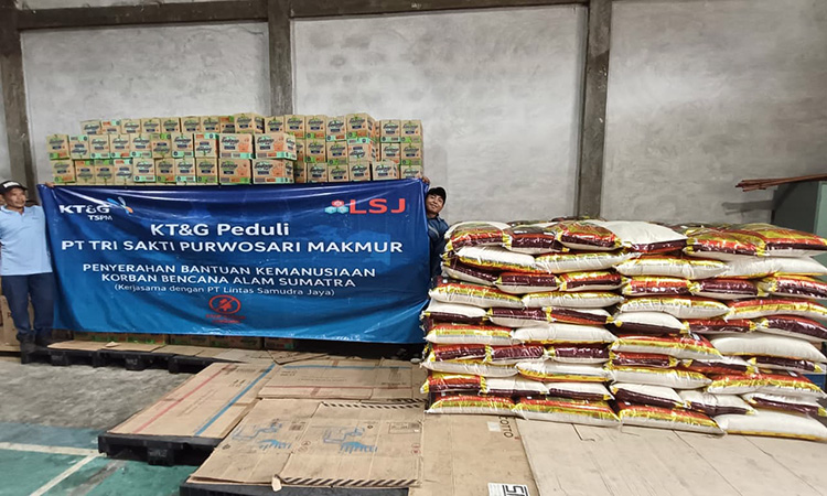 BANTUAN POKOK: 5 ton beras dan 200 karton mi instan disalurkan bagi korban bencana alam.