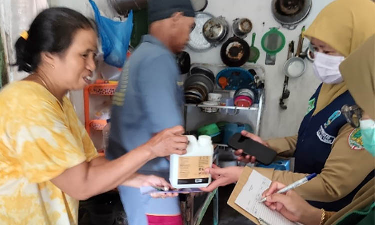 PENCEGAHAN: Salah satu upaya untuk mencegah penyebaran virus PMK, dengan menjaga kebersihan kandang dan ternak. Karena itu, petugas DPKP Kota Pasuruan memberikan disinfektan bagi peternak.