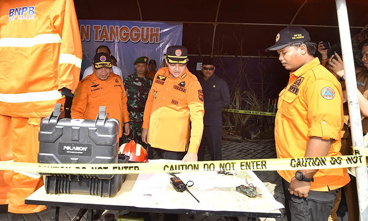 SIAP SIAGA: Bupati Pasuruan HM Rusdi Sutejo saat mengecek kesiapan peralatan kebencanaan dalam Apel Siaga Bencana di halaman Kantor Bupati Pasuruan, Senin (15/12) pagi.