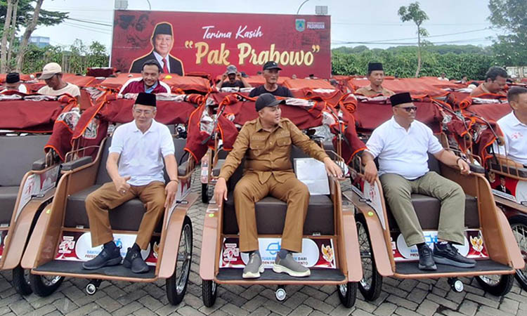 JAJAL: Bupati Pasuruan M Rusdi Sutejo bersama Wakil Bupati Pasuruan HM Shobih Asrori saat menjajal becak listrik.