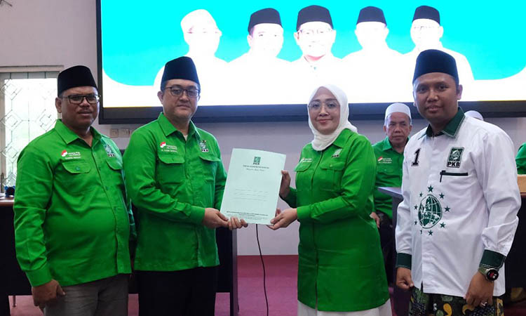 MANDAT: Ketua Dewan Tanfidz DPC PKB Kabupaten Pasuruan Yusuf Daniyal, disampingi Sekretaris DPC PKB Kabupaten Pasuruan, Samsul Hidayat saat menerima mandat jabatan baru.