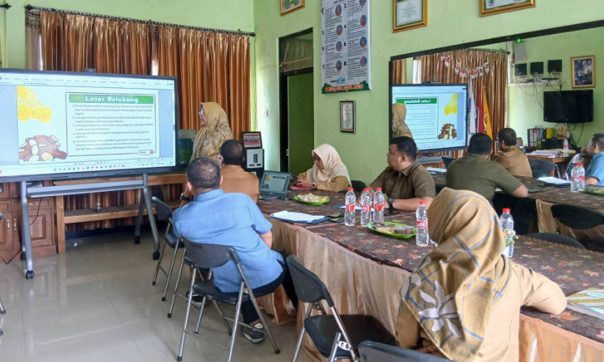 BEBER DETAIL: Jajaran SMPN 6 Pasuruan yang membuat inovasi Juwita Kirana Jowo Ben Ter-sae, mempresentasikan di hadapan dewan juri.