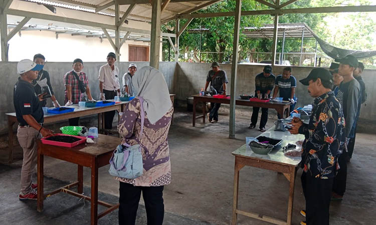 TINGKATKAN PEREKONOMIAN: Para peserta saat sedang mengikuti pelatihan pembuatan briket dengan memanfaatkan limbah tembakau.