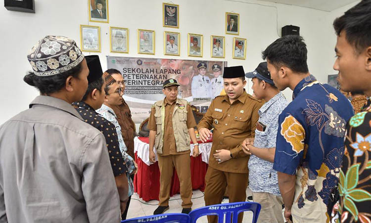 SEKOLAH LAPANG: Bupati Pasuruan, HM Rusdi Sutejo saat kunjungi salah satu sekolah lapang peternakan.