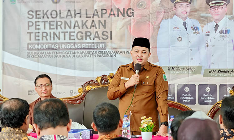 ARAHAN: Bupati Pasuruan HM Rusdi Sutejo saat memberi arahan disela-sela kegiatan Sekolah Lapang Peternakan.