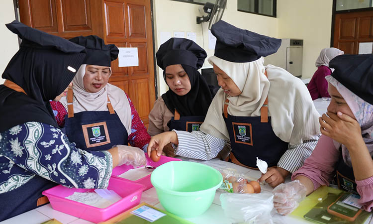 SEMANGAT: Para peserta sekolah lapang tampak bersemangat mengikuti sesi pembelajaran pengolahan hasil peternakan.