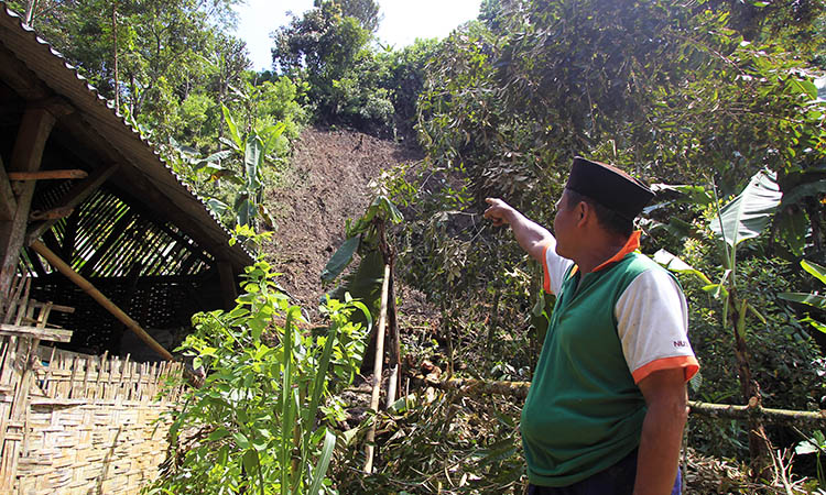 MASIH MENGANCAM: Bencana tanah longsor terjadi di Andungbiru, Kecamatan Tiris setelah hujan lebat dengan durasi yang lama. BPBD Provinsi Jawa Timur mewaspadai poten