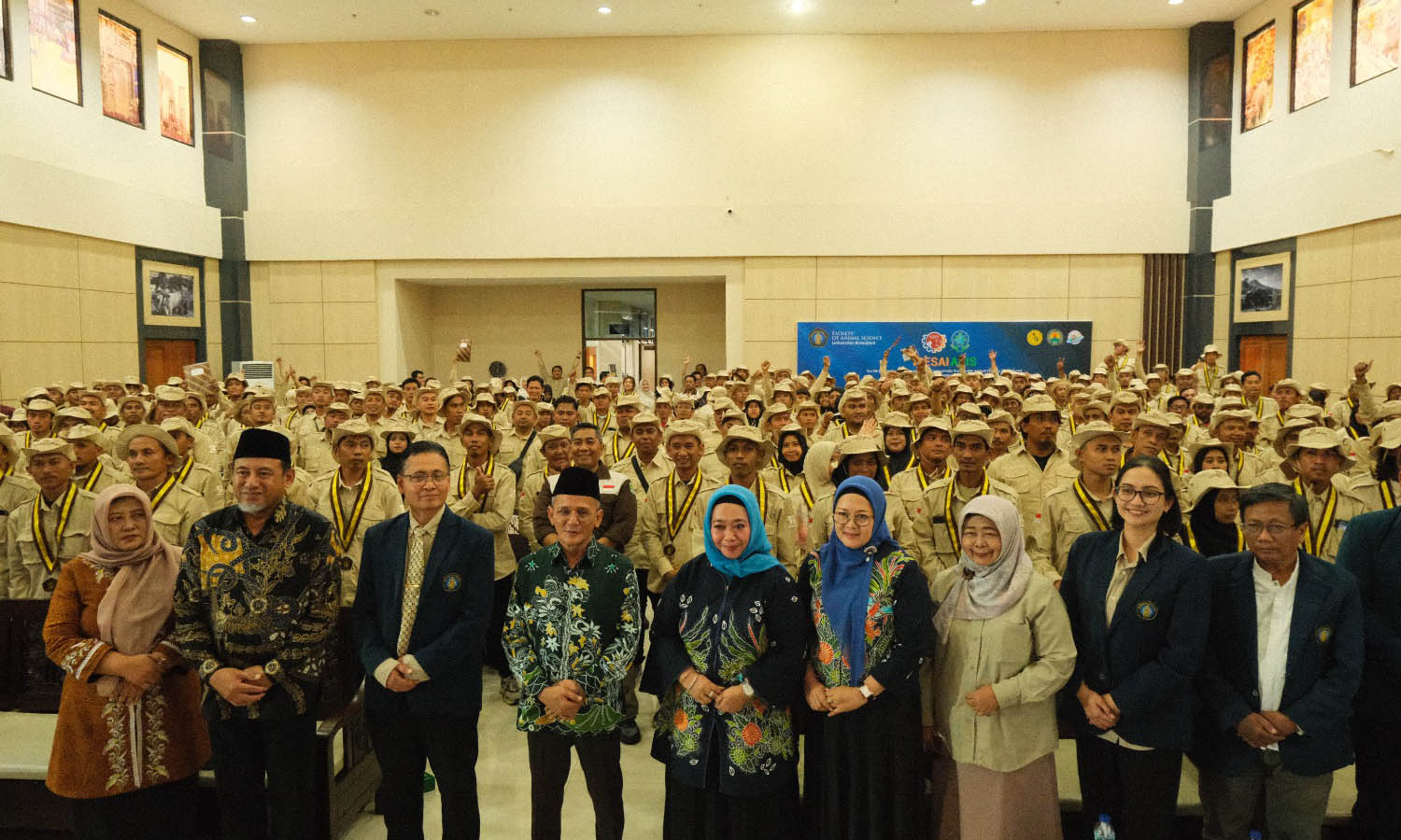 BAHAGIA: Wakil Bupati Pasuruan, HM. Shobih Asrori bersama dengan jajaran akademisi Fakultas Peternakan Universitas Brawijaya bersama dengan para Peserta Sekolah Lapang Terintegrasi saat diwisuda di Au