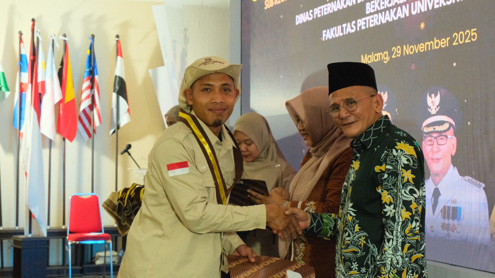 APRESIASI: Wakil Bupati Pasuruan, HM. Rusdi Sutejo memberi selamat bagi peserta yang diwisuda setelah berhasil menyelesaikan program sekolah lapang.