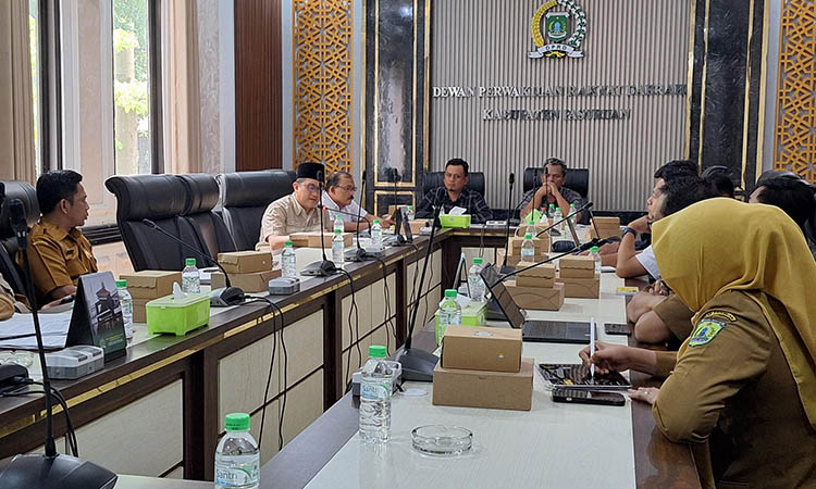 HEARING: Rapat dengar pendapat yang berlangsung di kantor dewan, membahas persoalan semrawutnya kabel-kabel di tepian jalan.