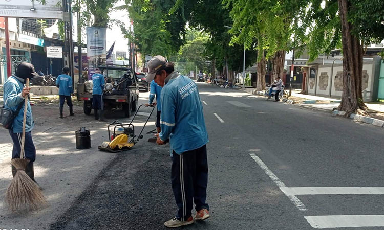 PERBAIKI: Perbaikan ruas jalan di Kota Pasuruan yang mengalami kerusakan. Selain itu, pembenahan infrastruktur lain juga dilakukan, ketika ada yang bermasalah.